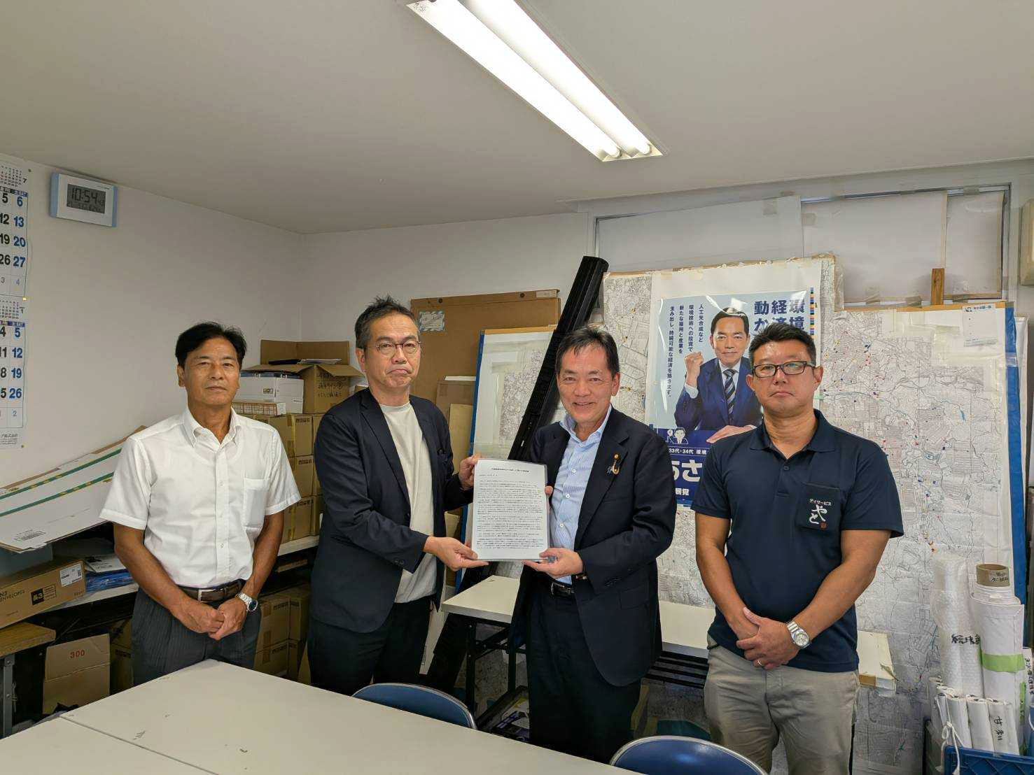 浅尾慶一郎参議院議員へ介護報酬の地域区分見直しに関する要望書を提出した際の写真