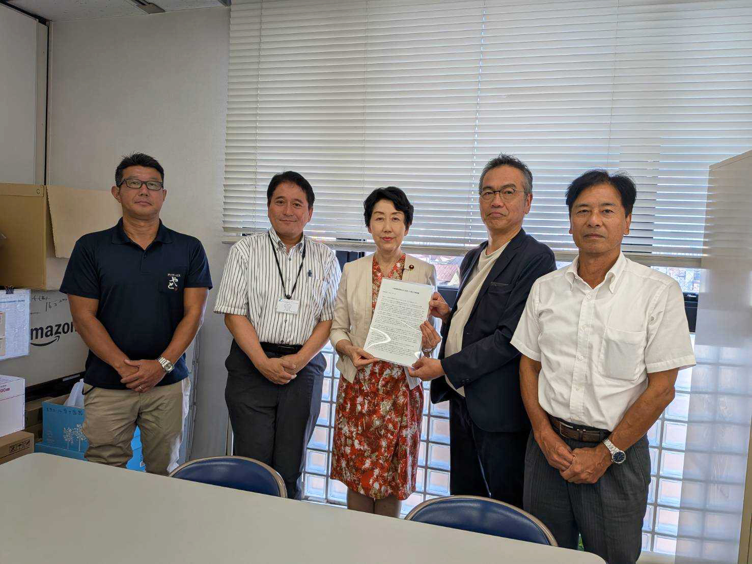 早稲田ゆき衆議院議員へ介護報酬の地域区分見直しに関する要望書を提出した際の写真